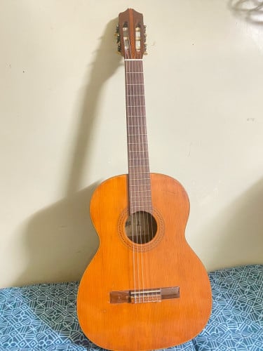 Guitar classical មួយតឹកលក់សំឡេងពិរោះ ខ្សែរទើបដូរថ្មី នៅស្អាតគួរសម អាចយកទៅប្រើប្រាស់បាន