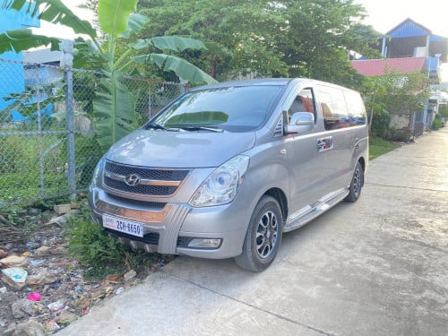 HYUNDAI Starex 2013 For Rent /出租