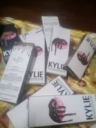 Kylie មានតែពណ៍មួយមាន8ប្រអប់លក់100$