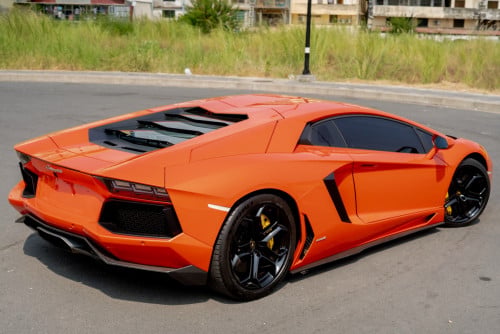 Lamborghini aventador (គោរព្រៃអភិជន)