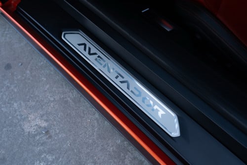 Lamborghini aventador (គោរព្រៃអភិជន)
