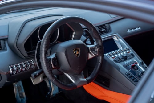 Lamborghini aventador (គោរព្រៃអភិជន)