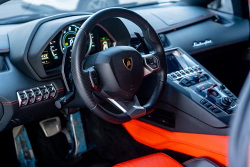 Lamborghini aventador (គោរព្រៃអភិជន)