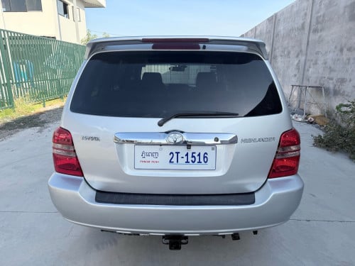 Toyota Highlander 2002 V4 ប៉ុងមួយ ពណ៌ប្រាក់ ប្រភេទឡានមូលសានុំ តុបតែងហើយស្អាត