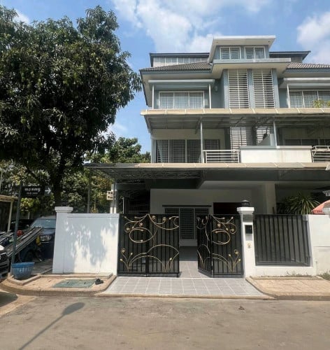 Twin Villa Corner for sale at Peng Hout, Street Mong Rithy