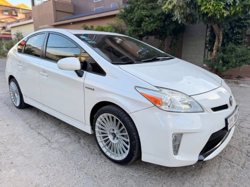 ឡានលក់ថ្មីណាស់​