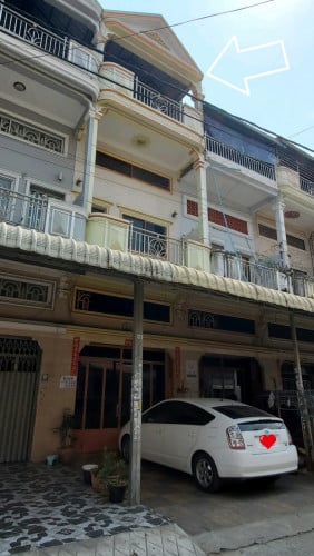 ផ្ទះលក់នៅជិតផ្សារ 2002 (អូរបែកក្អម)