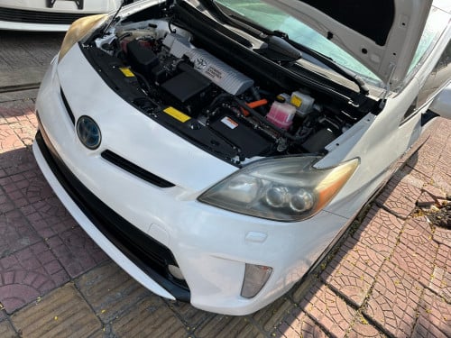 មកដល់ 2013” Prius USA Full 5 Advanced LKA សកាំមៃក្នុងលឿង