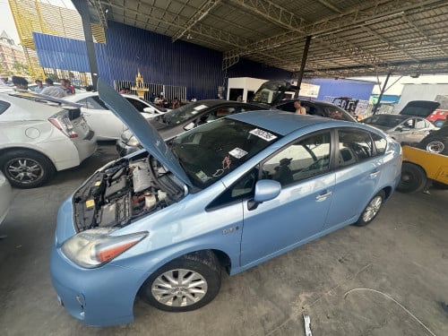 ឡានសាង Prius 2013 option3 plug-in