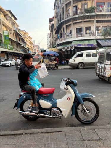 ចង់លក់SuperCub2025Japen 100km  មានគ្រឿង zin និងលេង ខ្នង់ RCB សំបង់ Pirelli  កែបក្រោយមាន 2 ធំ តូច