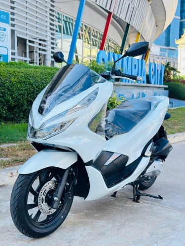 Honda PCX 018 ក្រុមហ៊ុន កម្លាំង150cc ម៉ាស៊ីនតាន់ហាប់នែនស្ងាត់ស្ទុះធានាមិនលាន់មិនហុយជិះស្រួលមានពន្ធ