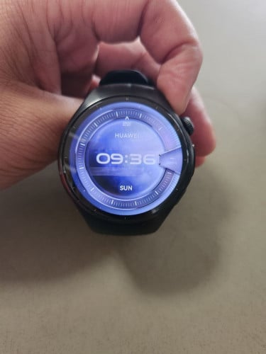 Huawei watch 5 ពណ៍ខ្មៅ ១ទឹក ស្ទើតួរតិចតួច