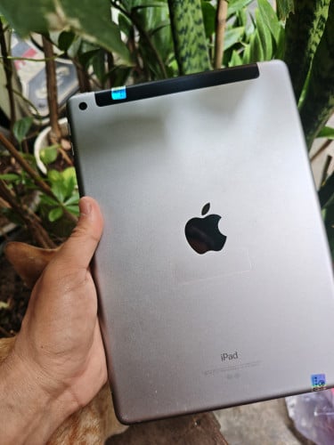 iPad 5 128GB Sim Wifi សំនុំស្អាត លក់ 105$ មានខេស ឆ្នាំង ស្រ្គីនការពារ