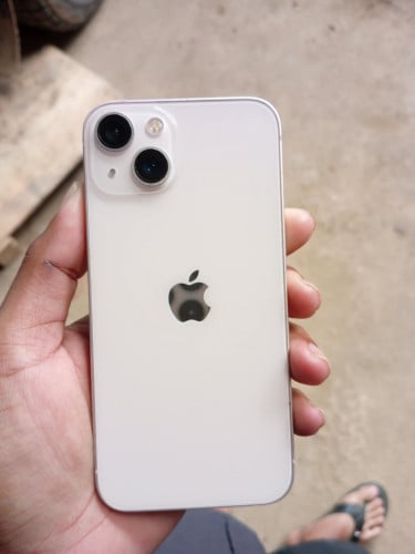 iPhone 13 នៅស្អាត់ស្នុំ