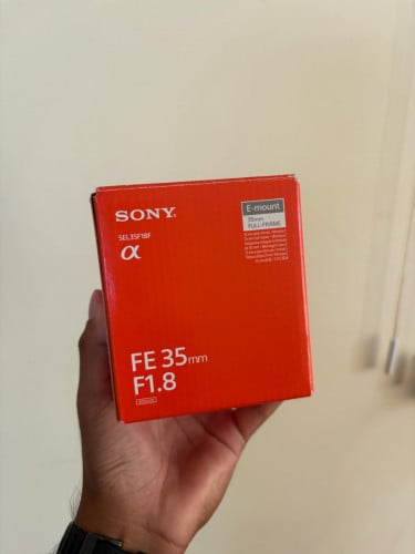 Sony lens 35mm 1.8 full frame like new