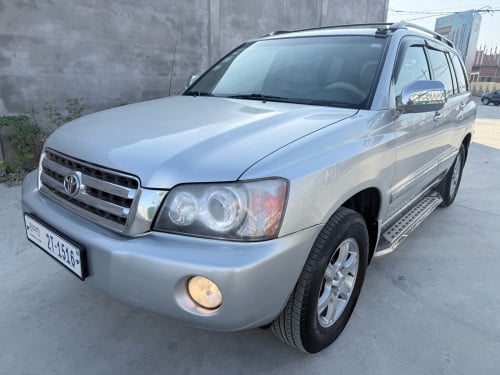 Toyota Highlander 2002 V4 ប៉ុងមួយ ពណ៌ប្រាក់ ប្រភេទឡានមូលសានុំ តុបតែងហើយស្អាត