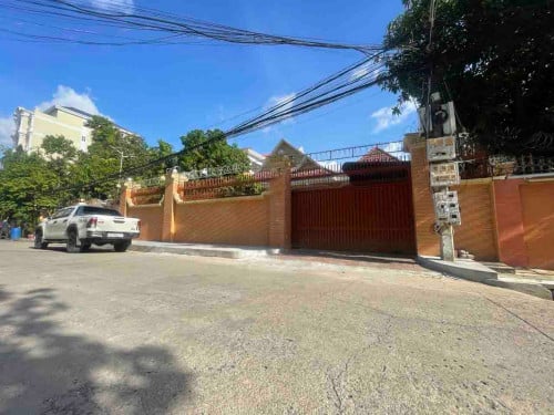 វីឡាសម្រាប់លក់ ស្ថិតនៅ ផ្សារដើមថ្កូវ