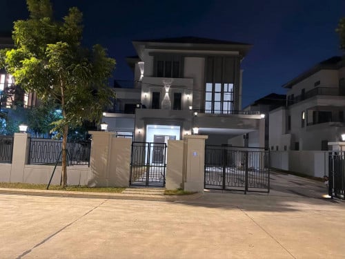 វីឡាឃ្វីនសម្រាប់ជួលនៅ បុរី​ជីបម៉ុង​ ផាកលែន​ ៥០ម៉ែត្រ​