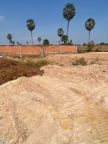ដីជាប់បុរី