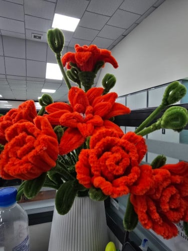 មានលក់់ផ្កាតាំងលម្អនៅតុធ្វើការផ្សេងៗ