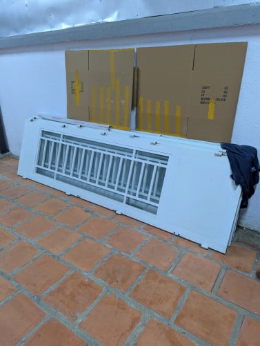 ទ្វារផ្ទះល្វែងនៅថ្មី ស្អាត និងសាច់ដែកក្រាស់