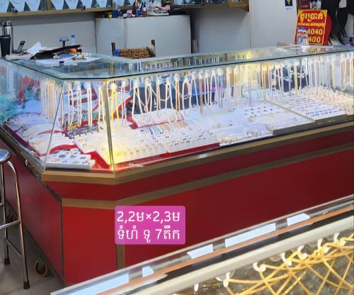 ទូកញ្ចក់មានភ្លេីង​ នៅថ្មី