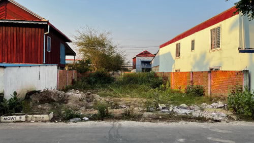 ដីនៅជិតប្រលានថ្មី