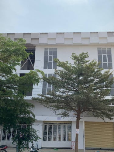 ផ្ទះអាជីវកម្មជាប់ផ្លូវធំ20ម នៅផ្សារកណ្តាលប៉ោយប៉ែតលក់ក្រោមទីផ្សារ