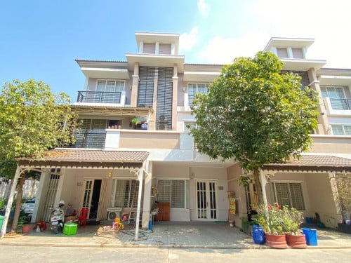 វិឡាកូនកាត់LA សំរាបលក់ ទីតាំងបុរីប៉េងហ៊ួត ផ្សារPC