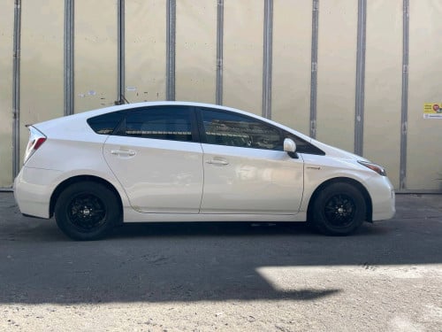 ឡានលក់PRIUS2013អុកសិន២,៣ក្នុងលឿងឃ្មុំហ្សិន