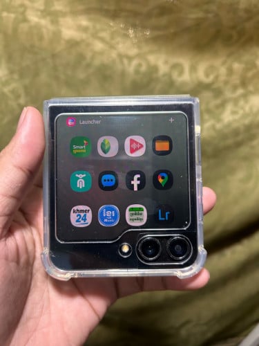 Flip5 ខូចក្នុងនៅប្រើបាន sim1 eSIM 256g បែកមុខតិច