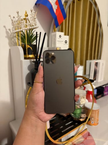 iPhone 11 Pro Max 64g ថាច់ដើរអត់ស្រួល