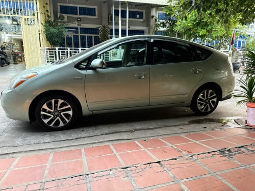 Toyota Prius full option green color