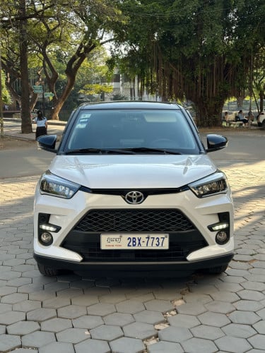 Toyota Raize 2023 (25000គីឡូ) ដំបូលខ្មៅ