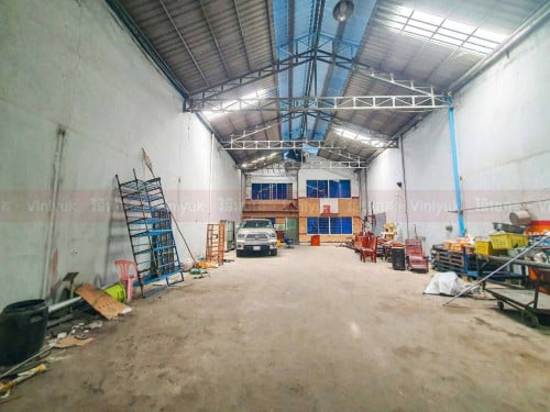 ឃ្លាំងជួលនៅត្រលោកបែក