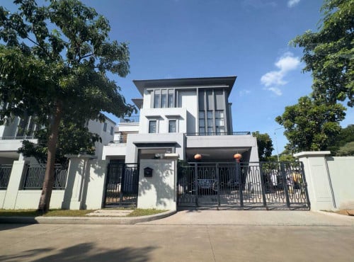 វីឡាឃ្វីនកែងសម្រាប់លក់ នៅក្នុងបុរីជីបម៉ុងលែនម៉ាក ៥០ម៉ែត្រ