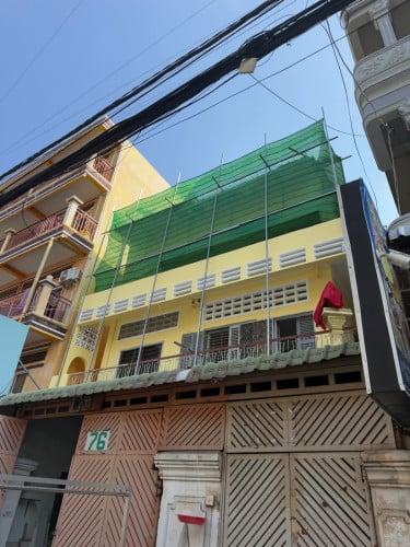 ផ្ទះជាន់លើ ២ល្វែង ២ជាន់ មានវេរ៉ងដាជុំវិញ សំណង់មិនតោងអ្នកជិតខាង