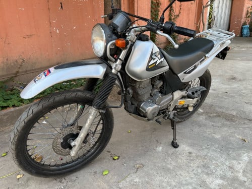 ម៉ូតូ​ទេីប​តែ​ទិញ​ជិះ​នៅ​ក្រដាស់​ពន្ធ​