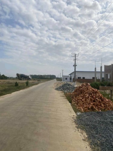 ដីស្អាត ទីតាំងល្អ សាកសមសម្រាប់សាងសង់ផ្ទះនៅ ផ្ទះលំហែ ឬវិនិយោគអនាគត។