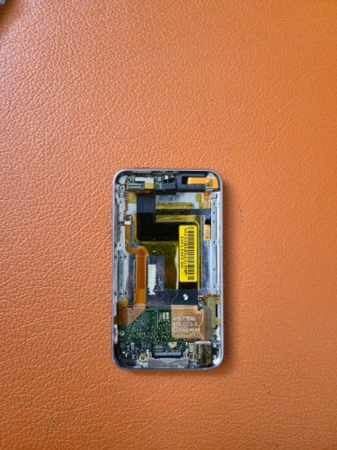 លក់1ម៉ឺនរៀល Ipod touch 3 64g កាត់ក្រោយ