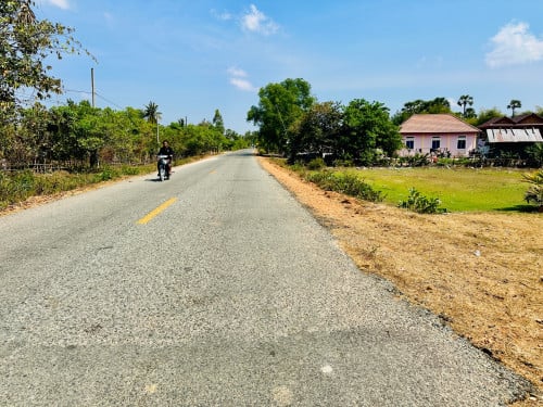 ដីនិងផ្ទះលក់លើផ្លូវកៅស៊ូ30ម៉ែត