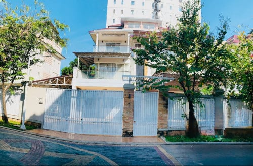 𝐅𝐨𝐫 𝐑𝐞𝐧𝐭: 5-Bedroom Villa – Toul Kork