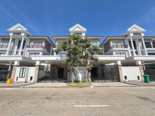 វីឡាភ្លោះAលក់បន្ទាន់ / Twin Villa For Sale