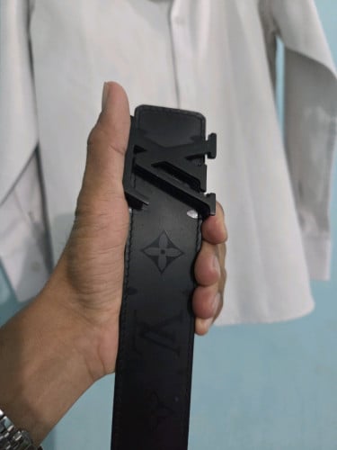 ខ្សែក្រវ៉ាត់ LV