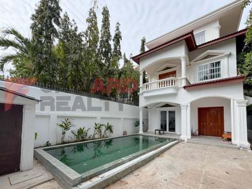 🏡4 Bedrooms Villa available for rent in Tonle Bassac Area-Swimmng pool.