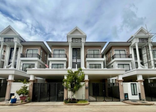 💥ផ្ទះវីឡាភ្លោះ A លក់បន្ទាន់ តម្លៃក្រោមទីផ្សារ នៅក្នុងបុរីប៉េងហួត 50m