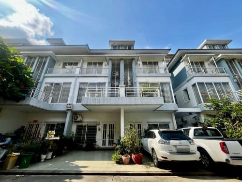 💥វីឡាកូនកាត់LA លក់បន្ទាន់ នៅបុរីប៉េងហួតស្ទឹងមានជ័យ