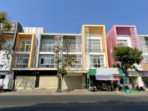 💥ផ្ទះអាជីវកម្ម SH-🅰️ លក់បន្ទាន់ តម្លៃក្រោមទីផ្សារ នៅ បុរី ប៉េងហួត បឹងស្នោ  ច្បារអំពៅ