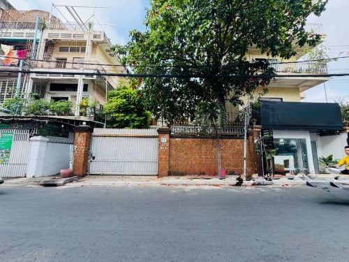 5 Bedrooms Villa For Rent in Beoung Keng Kang3 Close to BKK1