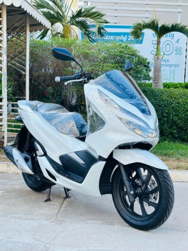 Honda PCX 018 ក្រុមហ៊ុន កម្លាំង150cc ម៉ាស៊ីនតាន់ហាប់នែនស្ងាត់ស្ទុះធានាមិនលាន់មិនហុយជិះស្រួលមានពន្ធ